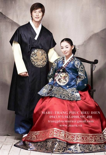 Trang phục Hanbok tối màu của nam và nữ