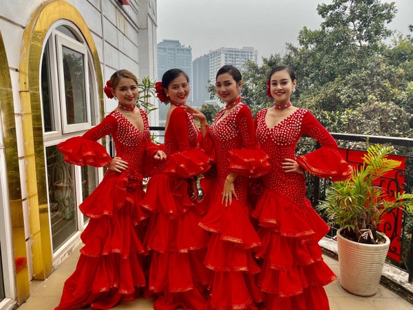 Trang phục múa flamenco màu đỏ
