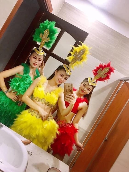 Trang phục carnival  lông vũ đa dạng sắc màu