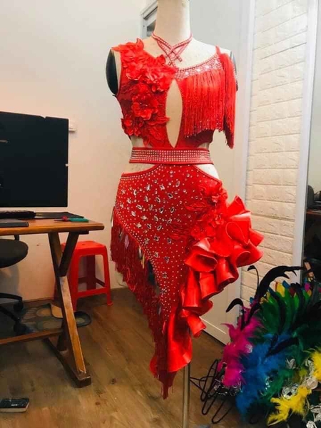Váy nhảy màu đỏ thiết kế độc đáo