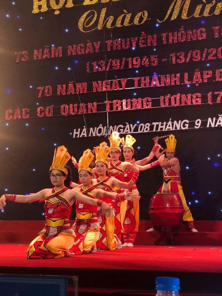 TRANG PHỤC BIỂU DIỄN