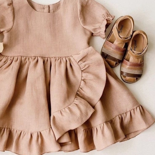 Váy vintage màu kem cho bé gái