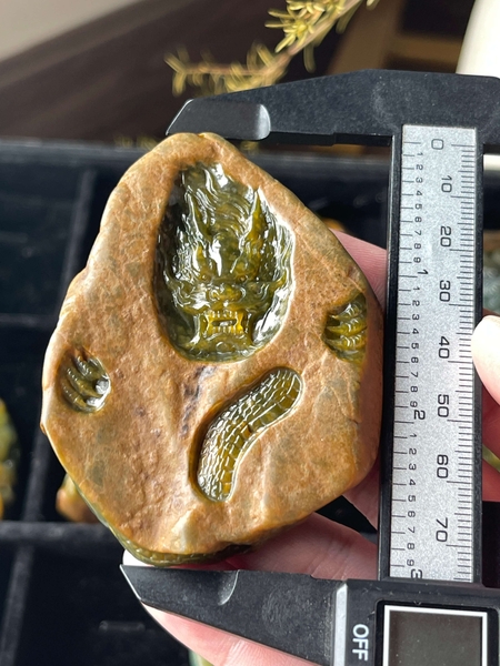 Mặt rồng nguyên thạch chạm ngọc phỉ thuý tự nhiên ( Jadeite A) NT1212