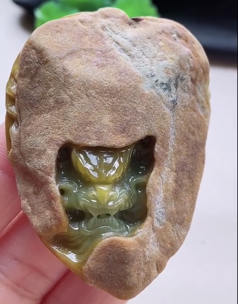 Mặt ngoạ hổ tàng long (rồng nguyên thạch) Ngọc phỉ thuý tự nhiên Jadeite loại A -NT1049
