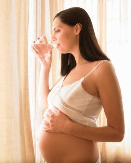 Cách uống nước có lợi cho phụ nữ mang thai