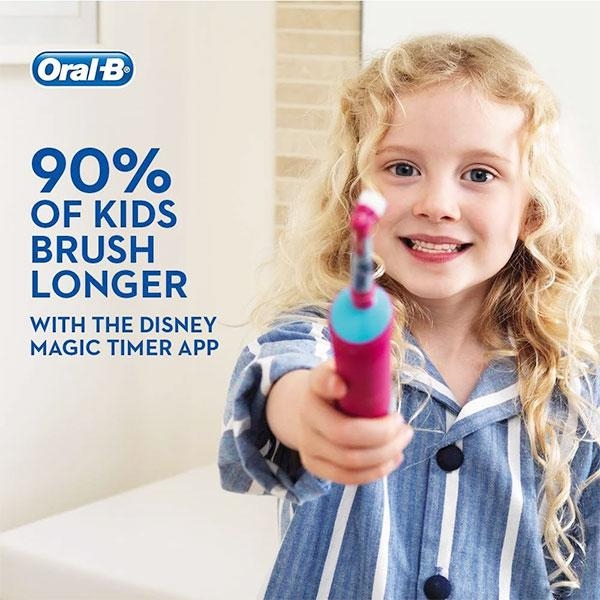 Bàn chải điện trẻ em Oral - B giúp bé thích thú hơn mỗi lần vệ sinh răng miệng hàng ngày.