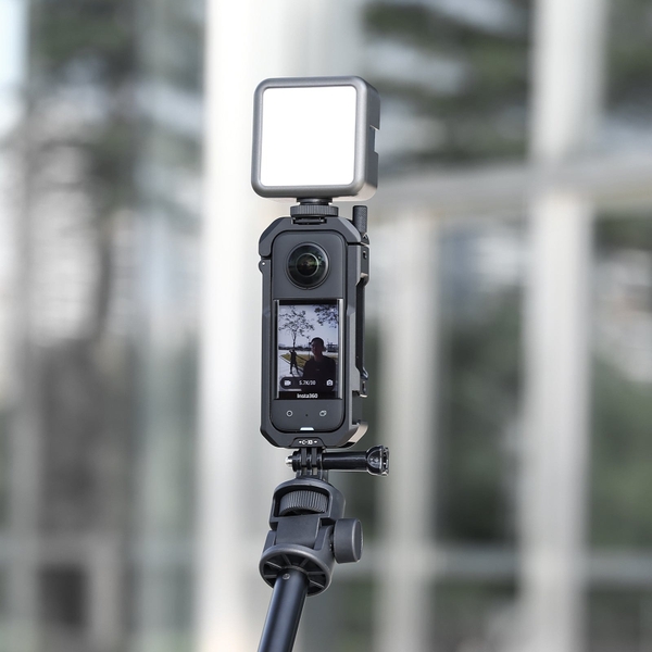 Khung bảo vệ Insta360 ONE X3 SKU 3197 bằng kim loại Ulanzi có tích hợp ngàm mở rộng gắn đèn và micro