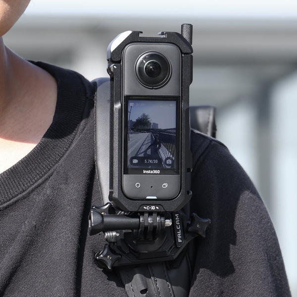 Khung bảo vệ Insta360 ONE X3 SKU 3197 bằng kim loại Ulanzi có tích hợp ngàm mở rộng gắn đèn và micro
