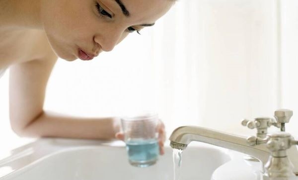 Sử dụng nước súc miệng giúp cải thiện tình trạng răng miêng