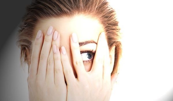 Mắt đau nhức khi nhìn ánh sáng có nguy hiểm không?