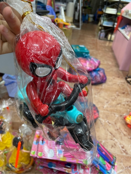 Lồng đèn spiderman chạy xe đạp