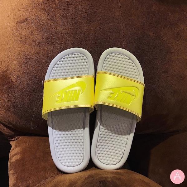 [343881-110] W NIKE BENASSI WHITE METALLIC YELLOW