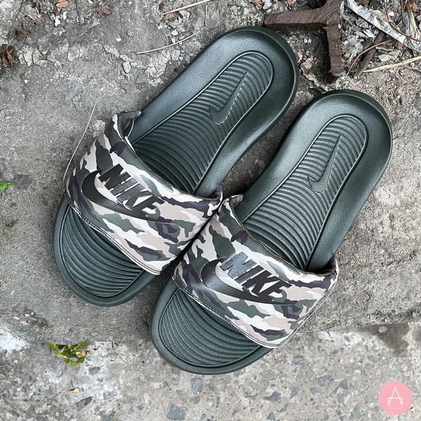 [CN9678-300] M NIKE VICTORI ONE PRINTED SLIDE 'CAMO-DESERT SAND'