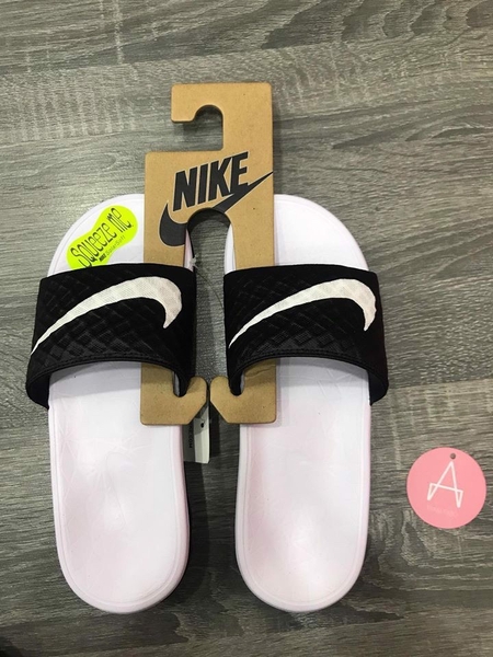 [705475-010] W NIKE BENASSI SOLARSOFT WHITE BLACK