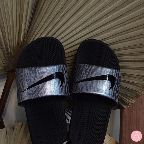 [BV1042-400] K NIKE KAWA SLIDE METALLIC BLUE DUSK BLACK