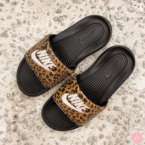 [CN9676-700] W NIKE VICTORI ONE PRINTED SLIDE 