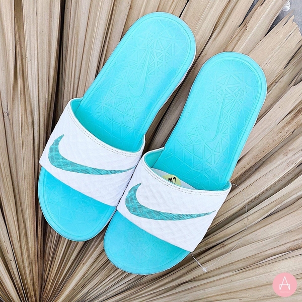 [705475-130] W NIKE BENASSI SOLARSOFT MINT WHITE