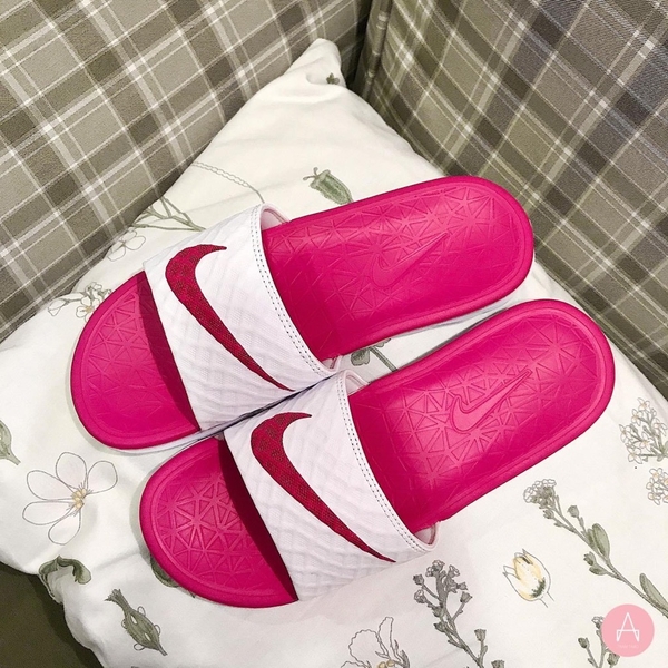 [705475-160] W NIKE BENASSI SOLARSOFT PINK WHITE