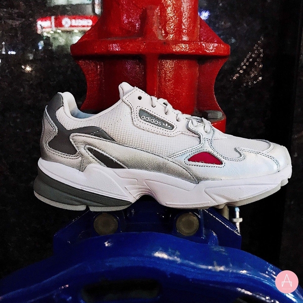 [D96757] W ADIDAS FALCON WHITE SILVER