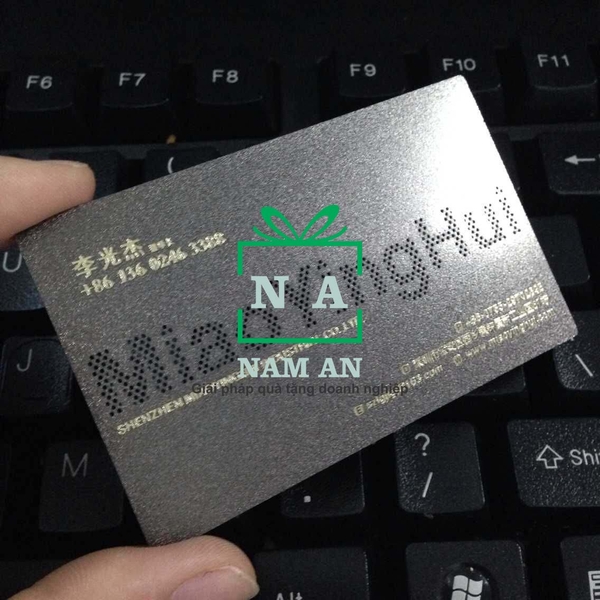 thẻ kim loại cho khách vip