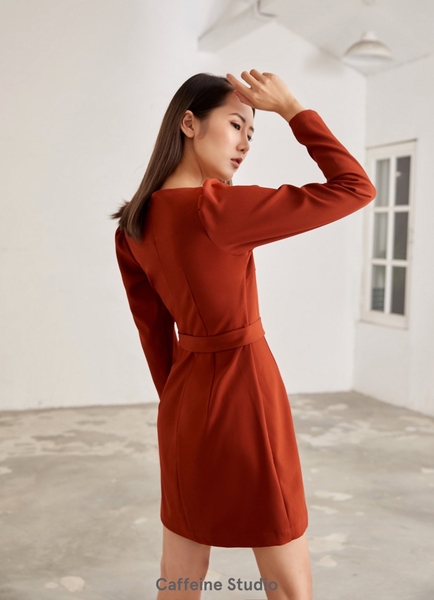 Wavy neck dress with belt