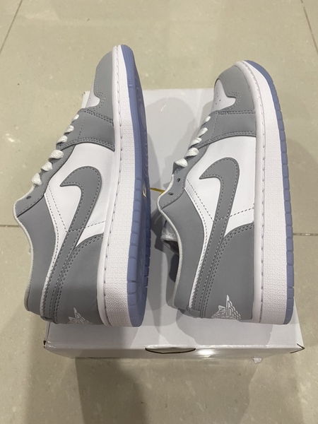 GIÀY NIKE AIR JORDAN 1 LOW WOLF GREY [DC0774 105] - LỖI DA