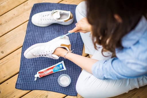 cách làm sạch giày thể thao bằng kem đánh răng