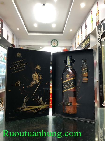 Johnnie Walker Black Label 12 phiên bản hộp quà F21 - dung tích 750ml