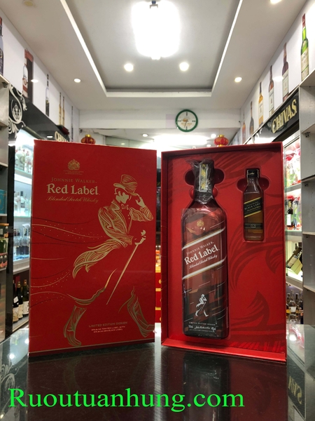 Johnnie Walker Red Label Phiên bản hộp quà F21 - dung tích 700ml