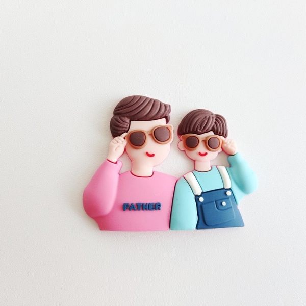 Tượng nhựa dẻo -cha áo hồng con áo xanh đeo kính.