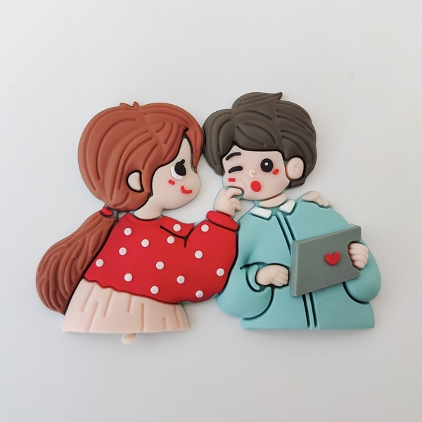 Tượng nhựa dẻo đôi véo má (áo đỏ-xanh).