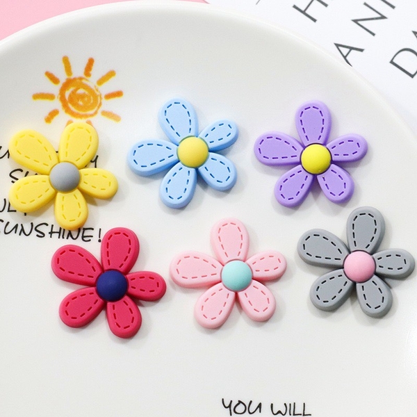 Set 10 hoa cúc nhựa 5 cánh hoa thon dài (mix màu) KT 2.9cm x3cm.