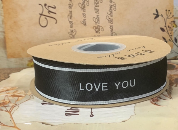 Ruybang vải kt 2.5cmx 35m - chữ love you in màu đen-nền TRẮNG.