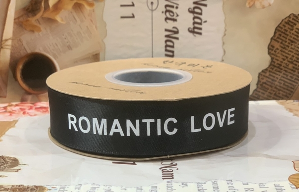 Ruybang vải kt 2.5cmx 35m - chữ ROMANTIC LOVE màu trắng-nền ĐEN.