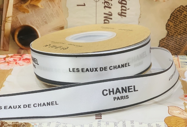 Ruybang vải kt 2.5cmx 35m - chữ CHANEL paris màu đen-nền TRẮNG.