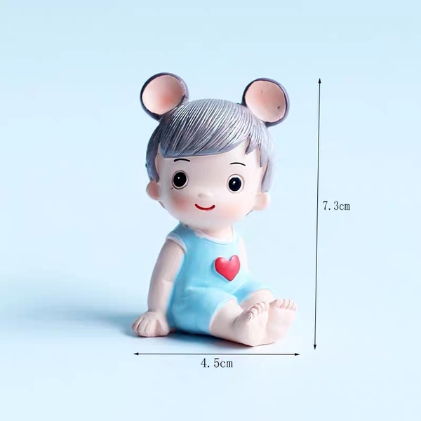 Tượng em bé TRAI ngồi (quần áo xanh).