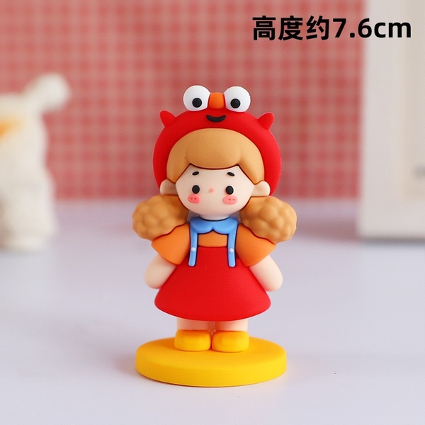 Tượng nhựa đẹp - bé GÁI váy đỏ mũ hình con vịt.