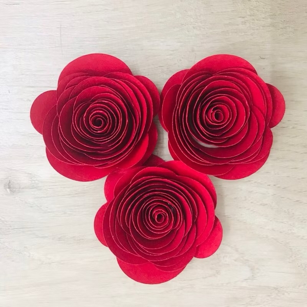 Gói 50 bông hoa hồng xoắn chất liệu giấy kt 3.5cm -ĐỎ.