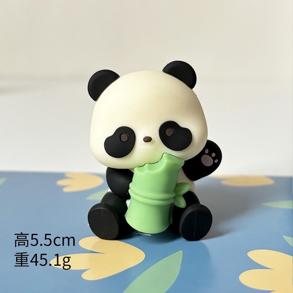 Tượng silicon-gấu trúc ôm cây trúc.