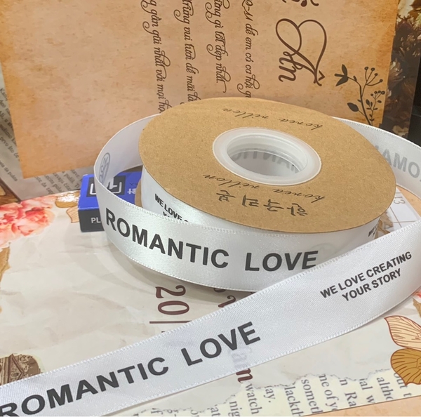 Ruybang vải kt 2.5cmx 35m - chữ ROMANTIC LOVE màu đen-nền TRẮNG.