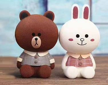 Đôi gấu thỏ mặc áo size to (nhựa mềm).