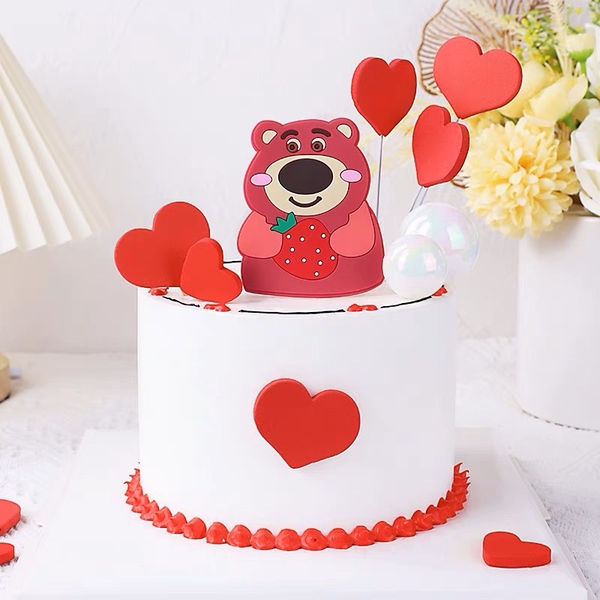 Tượng Gấu Lotso ôm trai dâu nhựa dẻo SIZE TO (8.5cm x 7cm).