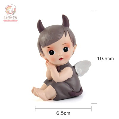 Em bé trai Keller ngồi xả kho