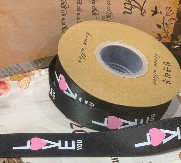 Ruybang vải kt 2.5cmx 35m - chữ LOVE you dọc có trái tim hồng-nền ĐEN.