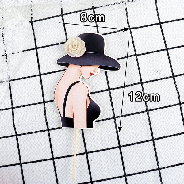 Cây cắm cô gái váy đen đội mũ gắn hoa vải 3D.