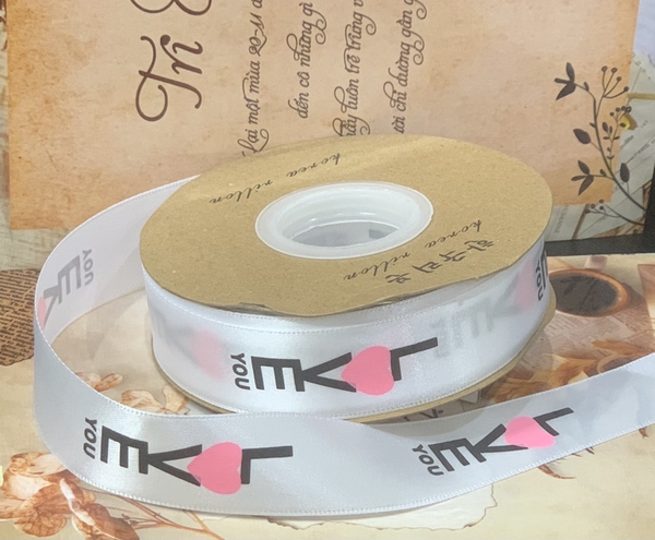 Ruybang vải kt 2.5cmx 35m - chữ LOVE you dọc có trái tim hồng-nền TRẮNG.