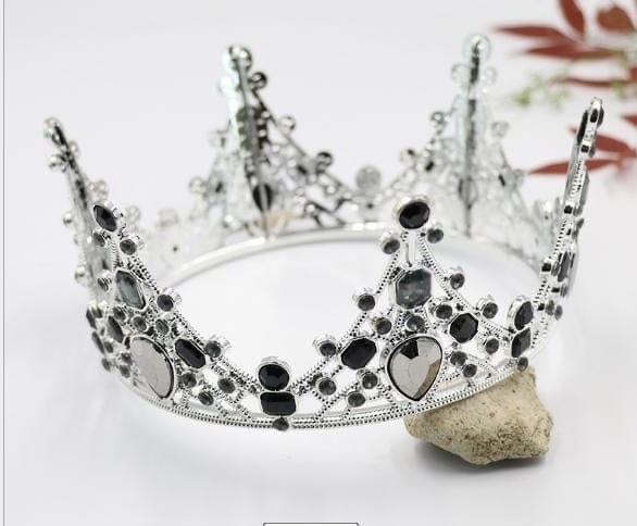 Vương miện đá đen - nhựa (trắng) đk 12.4cm.