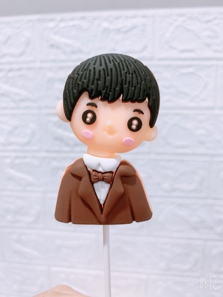 TUONG-Chàng trai áo vest nâu (nhựa dẻo).T83