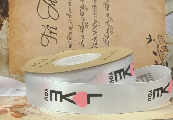 Ruybang vải kt 2.5cmx 35m - chữ LOVE you dọc có trái tim hồng-nền TRẮNG.