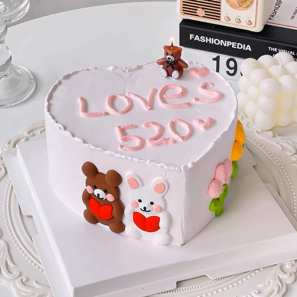 Tượng đôi gấu thỏ ôm trái tim nhựa dẻo.